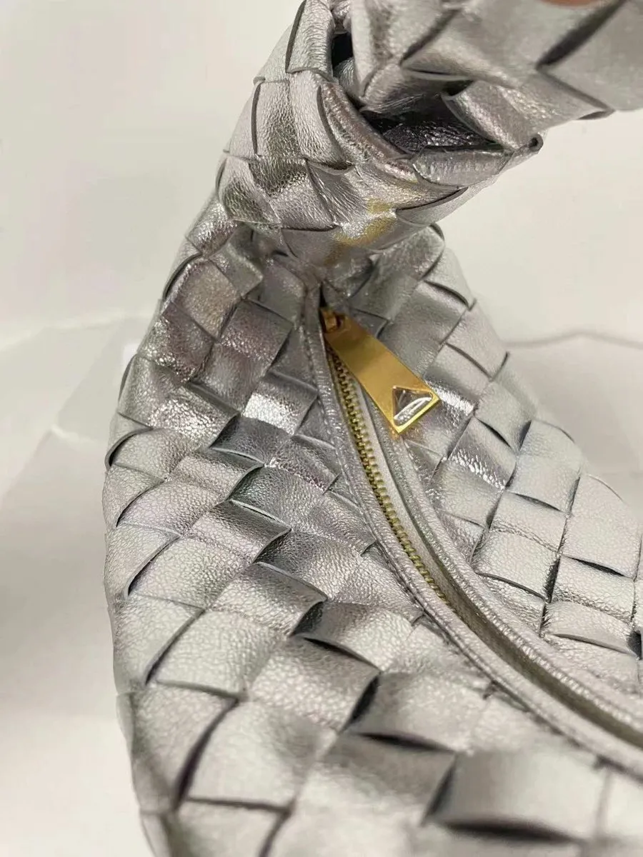 Batch 1200 BV Bottega Veneta's new early spring women's MINI JODIE handbag BV bag 🔥The new method is based on the original rounded corners, knotted with classic woven leather round hobo bag, The most iconic triangular pull-out design, using sheepskin draped soft shape, is super suitable for concave shapes~ Jodie feels really gentle to people, and is definitely the best item for daily matching. It has the same weave, new elements and twists, is compact and versatile, and is the new favorite of street style Internet celebrities! Dimensions: 23x28x8 Model: 6699-1